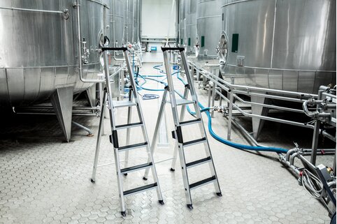 Ils sont très bien accueillis : Les escabeaux à marches de Munk Günzburger Steigtechnik avec les marchepieds antidérapants clip-step (à gauche) et clip-step R13. | © MUNK GmbH