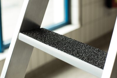 The clip-step R13 slip-resistant step pad from Munk Günzburger Steigtechnik is certified for use in work areas with slip hazards. It offers optimum slip resistance for stepladders. | © MUNK GmbH