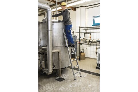 Le marchepied antidérapant clip-step R13 de Munk Günzburger Steigtechnik offre une bonne stabilité sur l'échelle, même dans les zones de travail humides. | © MUNK GmbH