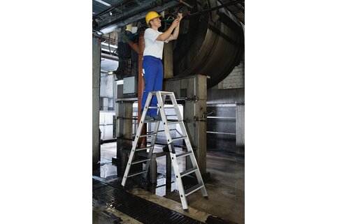 Le marchepied antidérapant clip-step R13 de Munk Günzburger Steigtechnik offre une bonne stabilité sur l'échelle, même dans les zones de travail humides. | © MUNK GmbH