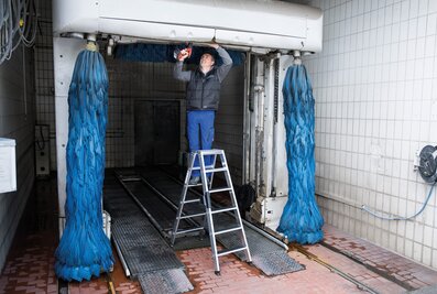 Especially in wet work areas, the clip-step R13 anti-slip step pad from Munk Günzburger Steigtechnik provides a safe foothold on the ladder. | © MUNK GmbH