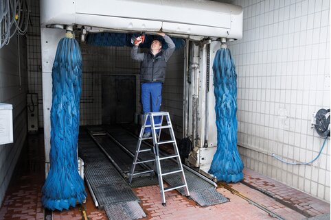 Le marchepied antidérapant clip-step R13 de Munk Günzburger Steigtechnik offre une bonne stabilité sur l'échelle, notamment dans les zones de travail humides. | © MUNK GmbH