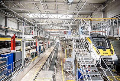 L'installation de travail sur toit se compose de trois postes de travail sur toit et permet ainsi de travailler simultanément sur deux voies. | © MUNK GmbH