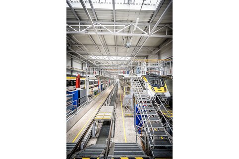 L'installation de travail sur toit se compose de trois postes de travail sur toit et permet ainsi de travailler simultanément sur deux voies. | © MUNK GmbH