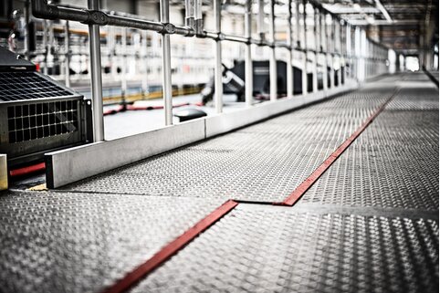 Les extensions de plate-forme peuvent être facilement sorties jusqu'à 595 mm et arrimées au train avec un jeu nul. | © MUNK GmbH