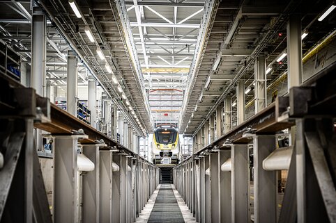 Dans son dépôt ferroviaire de Pforzheim, la SWEG mise sur une plate-forme de travail sur toit fabriquée sur mesure par Munk Günzburger Steigtechnik. | © MUNK GmbH