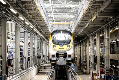 Dans son dépôt ferroviaire de Pforzheim, la SWEG mise sur une plate-forme de travail sur toit fabriquée sur mesure par Munk Günzburger Steigtechnik. | © MUNK GmbH
