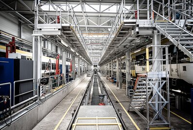 L'installation de travail sur toit se compose de trois postes de travail sur toit et permet ainsi de travailler simultanément sur deux voies. | © MUNK GmbH