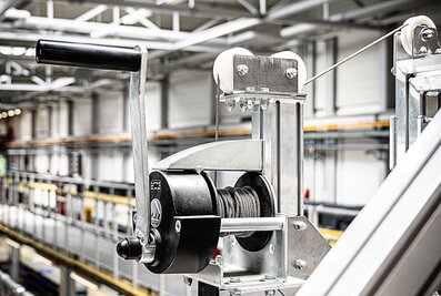 Des dispositifs antichute frontaux sont fixés aux garde-corps transversaux. Celles-ci peuvent être facilement abaissées et adaptées au contour du train. | © MUNK GmbH