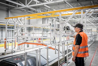 Des dispositifs antichute frontaux sont fixés aux garde-corps transversaux. Celles-ci peuvent être facilement abaissées et adaptées au contour de traction. | © MUNK GmbH