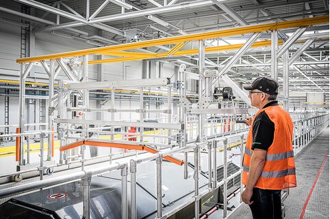 Des dispositifs antichute frontaux sont fixés aux garde-corps transversaux. Celles-ci peuvent être facilement abaissées et adaptées au contour de traction. | © MUNK GmbH