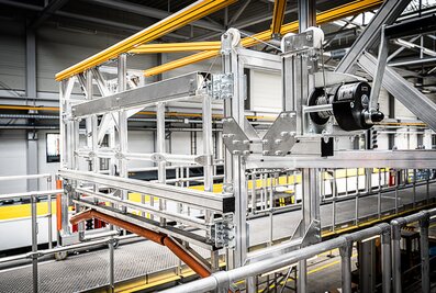 Des dispositifs antichute frontaux sont fixés aux garde-corps transversaux. Celles-ci peuvent être facilement abaissées et adaptées au contour du train. | © MUNK GmbH