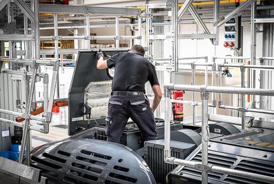 Grâce à la protection antichute avant réglable en hauteur, les travaux de maintenance et de réparation peuvent être effectués en toute sécurité sur le toit du tracteur. | © MUNK GmbH
