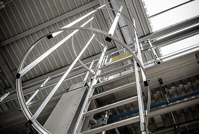 Les échelles de secours du troisième poste de travail sur le toit permettent de quitter l'installation en cas d'urgence. | © MUNK GmbH