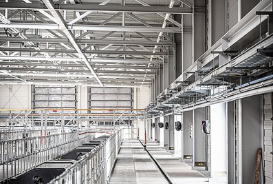 Sur les côtés, toute la zone de travail est équipée, à l'intérieur comme à l'extérieur, de garde-corps enfichables d'une hauteur de 1 100 mm. | © MUNK GmbH