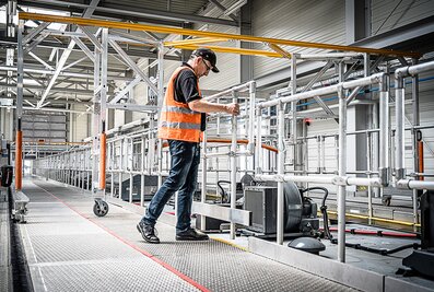 Sur les côtés, toute la zone de travail, à l'intérieur comme à l'extérieur, est équipée de garde-corps enfichables d'une hauteur de 1100 mm. | © MUNK GmbH