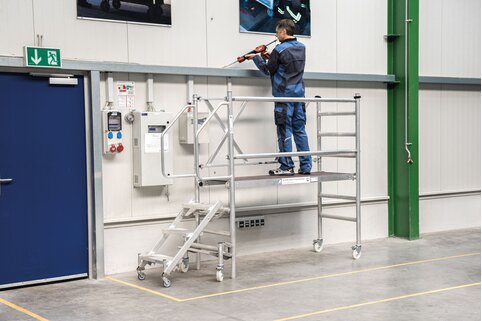 La nouvelle plate-forme de montage avec accès par marche assure une sécurité de travail optimale à une hauteur de travail allant jusqu'à trois mètres. Une montée sûre est garantie grâce aux marches de 200 mm de profondeur. | © MUNK GmbH