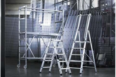 Qu'il s'agisse d'échelles, d'échafaudages roulants, de plates-formes ou d'escaliers et de passerelles : plus de 2500 produits de la gamme standard se retrouvent dans le nouveau catalogue des équipements d’accès. | © MUNK GmbH