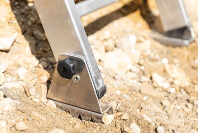 The movable floor claw joint allows the stepped pit ladder to rest fully on the ground and ensures safe standing at the correct angle of attack. | © MUNK GmbH