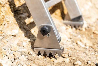 The movable ground claw joint allows the stepped pit ladder to rest fully on the ground and ensures safe standing at the correct angle of attack. | © MUNK GmbH