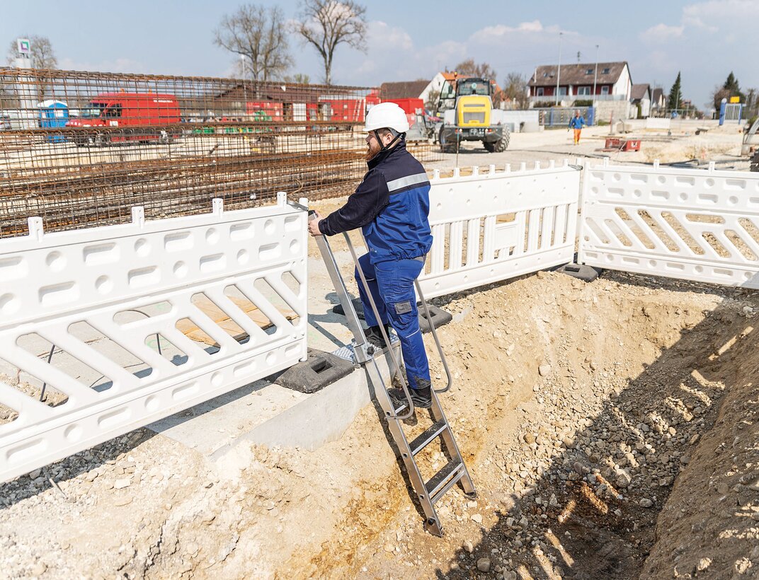 The stepped construction pit ladder from Munk Günzburger Steigtechnik offers a high level of safety. The extra wide, height-adjustable platform can be locked to the edge of the pit, and handrails on both sides provide a secure hold. | © MUNK GmbH
