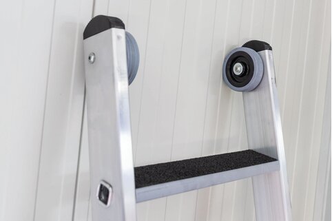 Die Oberleiter der neuen Stufen-Seilzugleiter der Munk Günzburger Steigtechnik ist mit Wandlaufrollen ausgestattet, so dass Wand- oder Fassadenflächen beim Aufziehen geschützt werden. | © MUNK GmbH