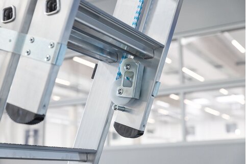 Bei der neuen Stufen-Seilzugleiter der Munk Günzburger Steigtechnik wurde das Zugseil extra seitlich angebracht, so dass es beim Auf- und Abstieg nicht stört. | © MUNK GmbH