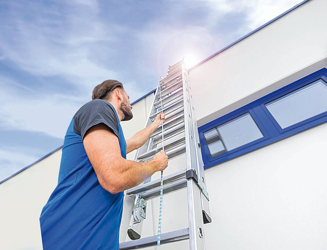 With a few pulls, the TRBS-compliant new step rope extension ladder from Munk Günzburger Steigtechnik can be extended to a length of 6.42 metres. | © MUNK GmbH