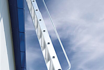 Avec les accessoires adaptés tels que les mains courantes sur l'échelle supérieure et inférieure, la barre de sortie ainsi que l'antidérapant R13, la nouvelle échelle coulissante à corde à marches répond aux exigences du programme de primes de sécurité au travail de l'association professionnelle BG BAU. | © MUNK GmbH