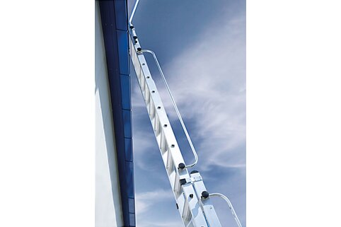 Mit dem passenden Zubehör wie Handläufen an der Ober- und Unterleiter, Ausstiegsholm sowie der R13-Rutschhemmung erfüllt die neue Stufen-Seilzugleiter die Anforderungen für das Arbeitsschutzprämienprogramm der Berufsgenossenschaft BG BAU. | © MUNK GmbH