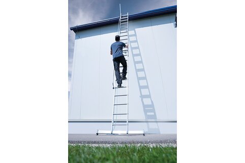 Mit dem passenden Zubehör wie Handläufen an der Ober- und Unterleiter, Ausstiegsholm sowie der R13-Rutschhemmung erfüllt die neue Stufen-Seilzugleiter die Anforderungen für das Arbeitsschutzprämienprogramm der Berufsgenossenschaft BG BAU. | © MUNK GmbH