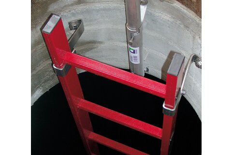 Je nach Einsatzzweck sind Schachtleiter-Systeme der Munk Günzburger Steigtechnik in den Materialien glasfaserverstärkter Kunststoff (GFK), Stahl und Edelstahl erhältlich. | © MUNK GmbH