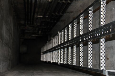 Die Schachtleitern der Munk Günzburger Steigtechnik sorgen für Top-Arbeitssicherheit in der Tiefe. Ihre 400 mm breite Ausführung kann mit zusätzlichem Steigschutz ausgestattet werden. | © MUNK GmbH