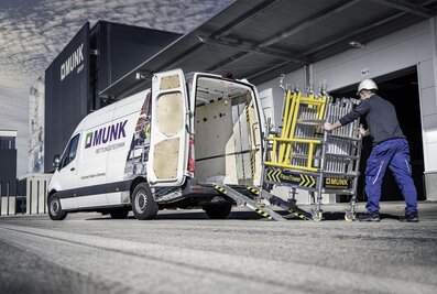 A transport trolley can be built without tools from a few individual parts of the FlexxTower. This means that the one-person scaffold can also be transported in many commercial vehicles. | © MUNK GmbH