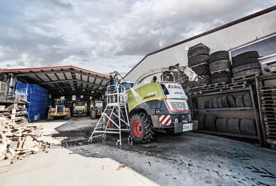 The mobile platform ladder can be used universally in the yard. | © MUNK GmbH