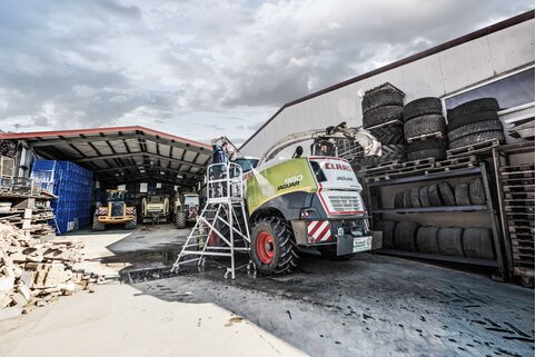 L'échelle à plate-forme mobile peut être utilisée de manière universelle dans la cour. | © MUNK GmbH