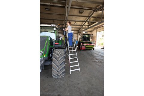 Avec l'échelle à plate-forme ML, les utilisateurs travaillent toujours en conformité avec les normes TRBS grâce aux marches de 80 mm de profondeur. | © MUNK GmbH