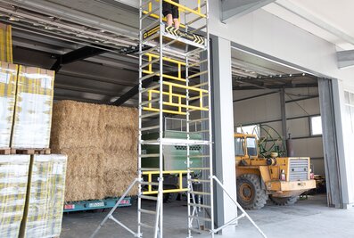 The FlexxTower one-person scaffold from Munk Günzburger Steigtechnik ensures a high level of safety for all work in the yard thanks to the leading safety railing - and that up to a working height of 6.10 metres. | © MUNK GmbH