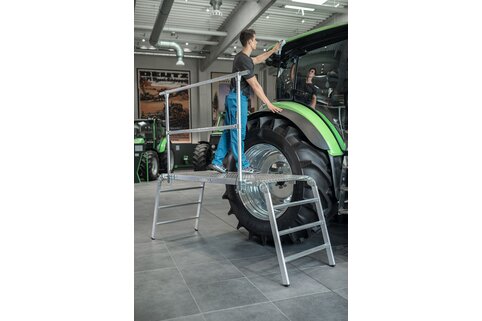 La plate-forme de travail rabattable offre une grande surface d'appui. Elle peut être équipée d'un garde-corps pour plus de sécurité. | © MUNK GmbH