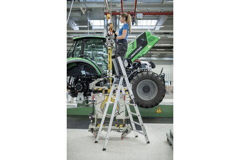 L'escabeau à marches de Munk Günzburger Steigtechnik avec bord rabattu permet de travailler dans la cour conformément aux normes TRBS. | © MUNK GmbH