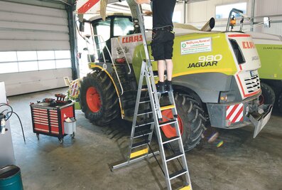 The three-part multi-purpose stepladder with nivello crossbar can be used in many different ways. The clip-step R13 treads provide a high degree of slip resistance. | © MUNK GmbH