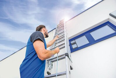 With a few pulls, the TRBS-compliant new stepped rope-extension ladder from Munk Günzburger Steigtechnik can be extended to a length of 6.42 metres. | © MUNK GmbH