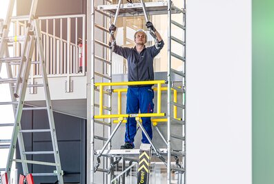 The FlexxTower one-person scaffold from Munk Günzburger Steigtechnik in the Safety-Guard version (SG) with leading guardrail. | © MUNK GmbH