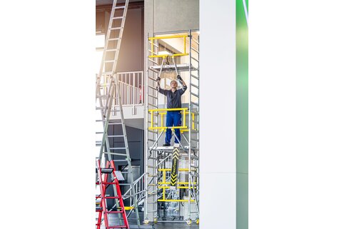 L'échafaudage unipersonnel FlexxTower de Munk Günzburger Steigtechnik dans la variante Safety-Guard (SG) avec garde-corps de sécurité en amont. | © MUNK GmbH