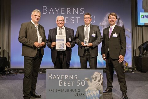 Le Groupe Munk a de nouveau été récompensé par le prix Bayerns Best 50. Sur la photo, de gauche à droite : Le secrétaire d'État à l'Économie Roland Weigert, Ferdinand Munk (propriétaire et directeur du Groupe Munk), Alexander Werdich (également directeur) et Marcus von Goldacker, associé du cabinet d'audit Mazars GmbH, représentant le jury. | © Studio SX Heuser