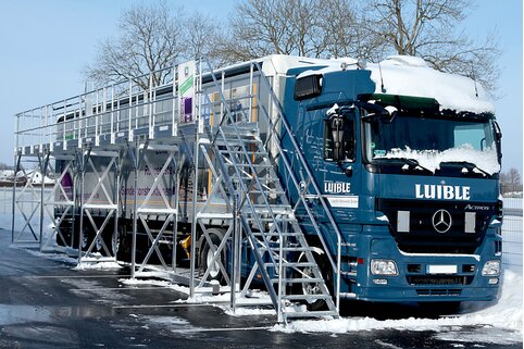Sécurité sur la route : Les chauffeurs de camion peuvent dégager leurs véhicules de la neige et de la glace à l'aide des installations de dégivrage de Günzburg. | © MUNK GmbH