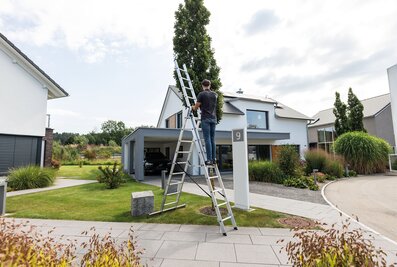 Whether in the garden or on the facade of a house: a stable multi-purpose ladder ensures a safe stand. | © MUNK GmbH