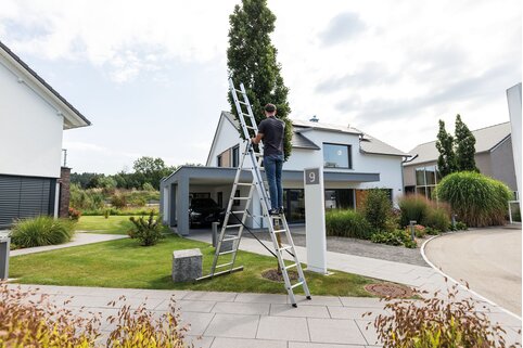 Que ce soit dans le jardin ou sur la façade d'une maison, une échelle polyvalente stable assure une bonne stabilité. | © MUNK GmbH