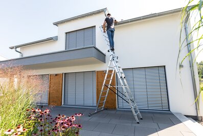 Whether in the garden or on the facade of a house: a stable multi-purpose ladder ensures a safe stand. | © MUNK GmbH