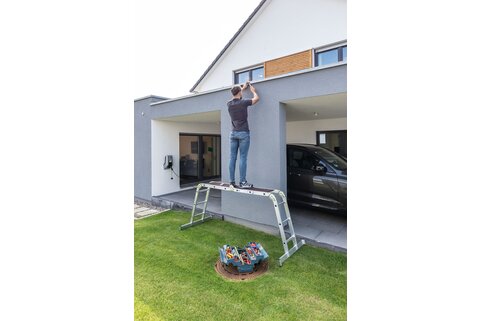 Une échelle polyvalente peut être utilisée non seulement comme escabeau ou échelle simple, mais aussi comme plancher de travail avec un revêtement en bois adapté. | © MUNK GmbH